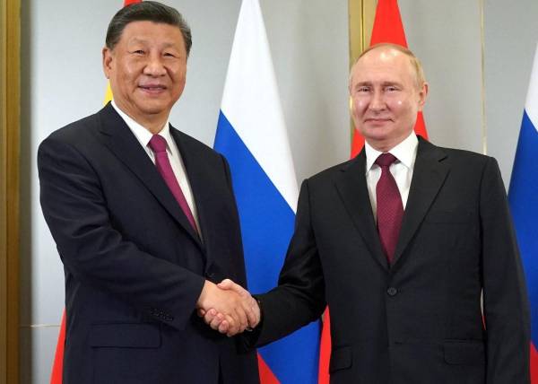 <i>En esta fotografía colectiva distribuida por la agencia estatal rusa Sputnik, el presidente de Rusia, Vladimir Putin, se reúne con el presidente de China, Xi Jinping, al margen de la cumbre de líderes de los estados miembros de la Organización de Cooperación de Shanghai (OCS) en Astaná el 3 de julio de 2024. FOTO PAVEL VOLKOV / POOL / AFP</i>