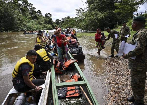 <i>Los migrantes llegan al Centro de Recepción para Atención de Migrantes en Lajas Blancas, en la provincia selvática de Darién, Panamá, el 28 de junio de 2024. FOTO MARTÍN BERNETTI / AFP</i>