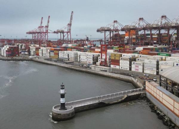 <i>Vista aérea del puerto del Callao. Con una inversión de 400 millones dólares, la ampliación del muelle sur del Callao aumentará en un 80% su capacidad anual hasta llegar a unos 3 millones de TEUS (contenedores de 20 pies). FOTO CRIS BOURONCLE / AFP</i>