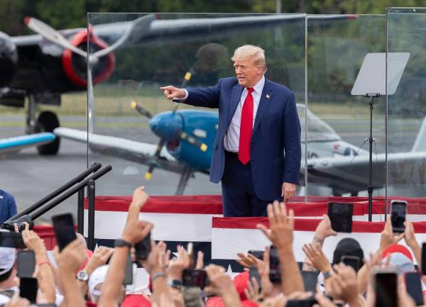 <i>El candidato presidencial del Partido Republicano, el expresidente Donald J. Trump, hace un gesto hacia sus seguidores reunidos en el Museo de Aviación de Carolina del Norte en Asheboro, Carolina del Norte, EE.UU., el 21 de agosto de 2024. FOTO EFE/EPA/GRANT BALDWIN</i>