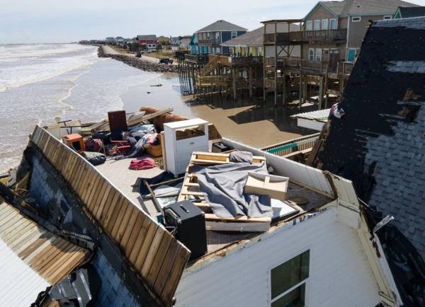 <i>Una vista aérea muestra una casa destruida, a la que le falta parte del techo, en Surfside Beach, Texas, el 8 de julio de 2024, después de que el huracán Beryl tocara tierra. FOTO Marcos Félix / AFP</i>