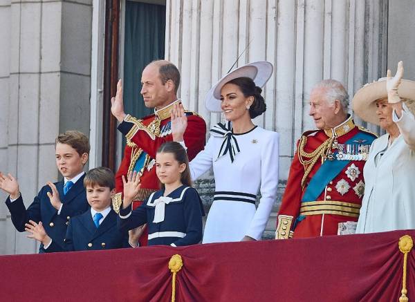 <i>(De izquierda a derecha) El Príncipe Jorge de Gales de Gran Bretaña, el Príncipe Guillermo de Gales, el Príncipe de Gales de Gran Bretaña, el Príncipe Luis de Gales de Gran Bretaña, la Princesa Carlota de Gales de Gran Bretaña, la Princesa Catalina de Gales de Gran Bretaña, el Rey Carlos III de Gran Bretaña y la Reina Camilla de Gran Bretaña saludan en el balcón de Buckingham. FOTO HENRY NICHOLLS / AFP</i>