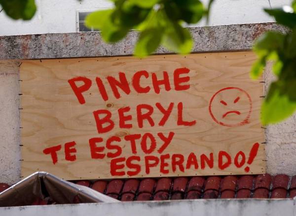 <i>Un cartel que dice 'Pinche Beryl, te estoy esperando' en referencia a la posible llegada del huracán Beryl se ve afuera de una casa residencial en Cancún, estado de Quintana Roo, México, el 3 de julio de 2024. FOTO Isabel Ruiz/AFP</i>