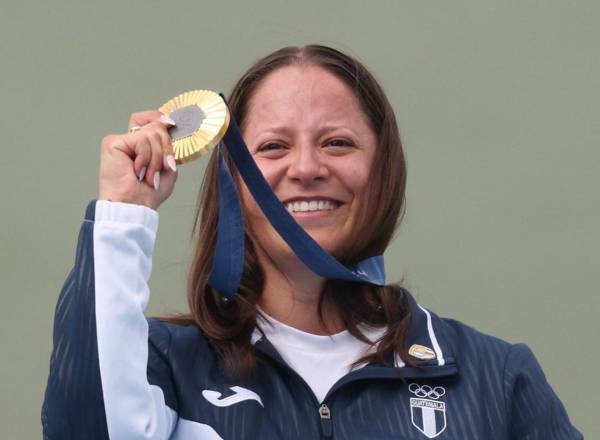 <i>La medallista de oro guatemalteca Adriana Ruano Oliva posa en el podio al final de la final femenina de tiro al plato durante los Juegos Olímpicos de París 2024 en el Centro de Tiro de Chateauroux el 31 de julio de 2024. FOTO Alain JOCARD / AFP</i>