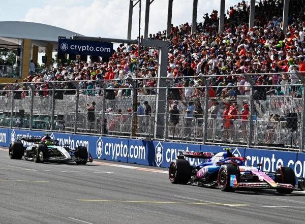 <i>El piloto alemán del equipo Haas F1, Nico Hulkenberg (R) y el piloto australiano de RB, Daniel Ricciardo, salen del pit lane durante el Gran Premio de Fórmula Uno de Miami 2024 en el Autódromo Internacional de Miami en Miami Gardens, Florida, el 5 de mayo de 2024.FOTO Giorgio Viera / PISCINA / AFP</i>