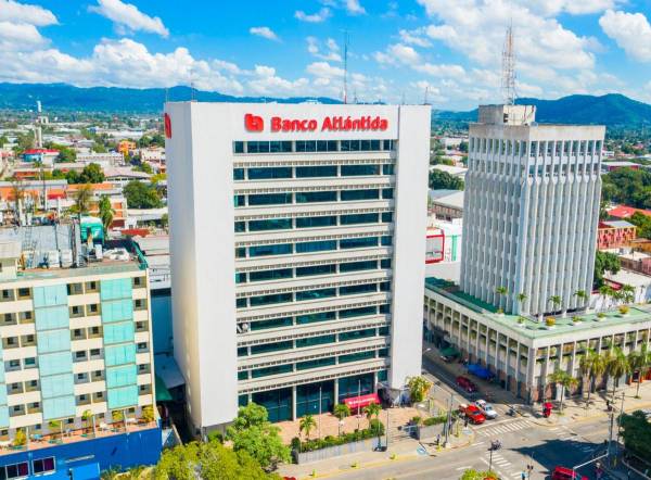<i>Banco Atlántida es el primer banco a nivel nacional en términos de activos netos, cartera de préstamos y patrimonio. FOTO DE LA SEDE DE SPS, HONDURAS.</i>