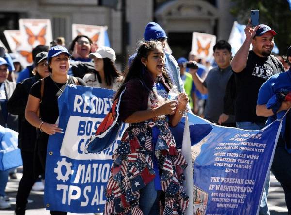 ctivistas y ciudadanos con Estatus de Protección Temporal (TPS) marchan cerca de la Casa Blanca pidiendo protección de residencia en Washington DC, el 23 de septiembre de 2022. FOTO OLIVIER DOULIERY / AFP