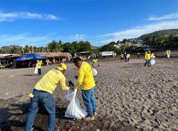 <i>Reos en fase de confianza limpian playas salvadoreñas en el marco del plan Cero Ocio. FOTO @MITURElSalvador</i>