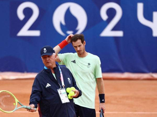 <i>El británico Andy Murray (centro) participa en una sesión de entrenamiento en el complejo del estadio Roland-Garros de París el 23 de julio de 2024, antes de los Juegos Olímpicos de París 2024. FOTO Edgar Su / PISCINA / AFP</i>