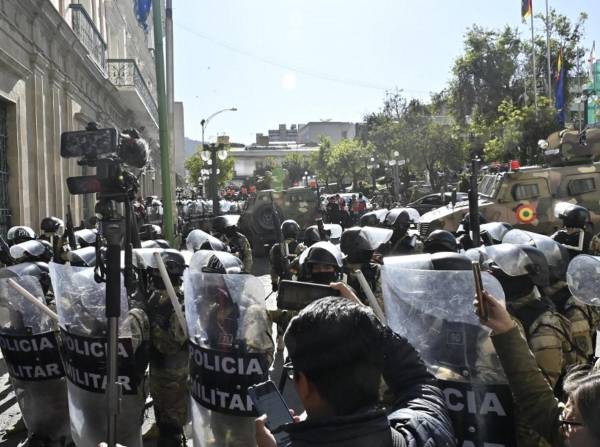 <i>Tropas militares están desplegadas frente al Palacio Quemado en la Plaza Murillo de La Paz el 26 de junio de 2024. FOTO AIZAR RALDES / AFP</i>