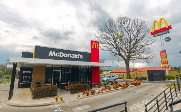 McDonald’s también ha incorporado quioscos de autogestión digital y la función Pedí y Retirá en su app, mientras optimiza el diseño de sus restaurantes.