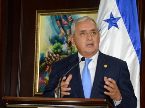 Guatemalan former president (2012-2015) Otto Perez Molina (C) gestures after a court hearing in Guatemala City on February 26, 2018. - Perez is in preventive detention since September, 2015, on corruption charges. (Photo by JOHAN ORDONEZ / AFP)