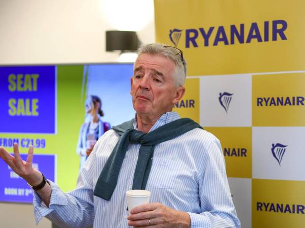 <i>El director general del grupo Ryanair, Michael O'Leary, habla durante una conferencia de prensa en Bruselas, Bélgica, el 27 de agosto de 2024. FOTO EFE/EPA/OLIVIER HOSLET</i>