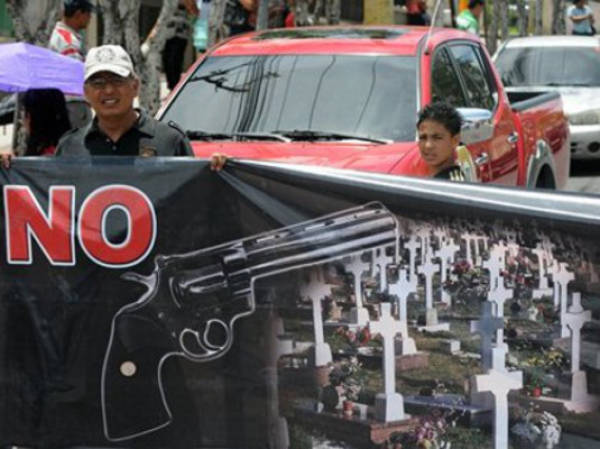 Teachers protest on the streets demanding to Porfirio Lobo's government the payment of their salaries, in Tegucigalpa on May 28, 2012. The banner reads: NO MORE VIOLENCE. AFP PHOTO Orlando SIERRA.