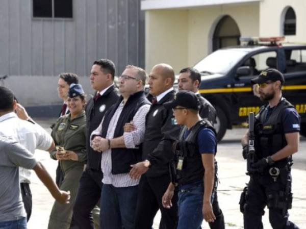 Javier Duarte (C), exgobernador de Veracruz, es custodiado para ser extraditado a México, en Ciudad de Guatemala City. AFP PHOTO / JOHAN ORDONEZ