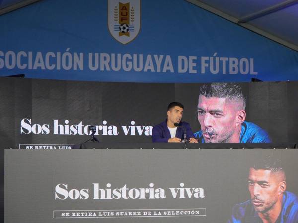 <i>El futbolista uruguayo Luis Suárez habla en una conferencia de prensa, en Montevideo (Uruguay). Goleador histórico de la selección uruguaya con 69 tantos en 11.191 minutos sobre el terreno de juego, Luis Suárez anunció que el próximo 6 de septiembre disputará su último partido con la camiseta Celeste. FOTO EFE/ Sofía Torres</i>