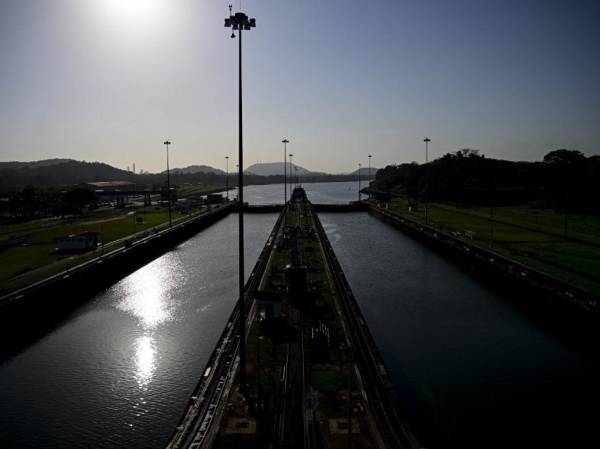 <i>Vista de las Esclusas de Miraflores del Canal de Panamá, en la Ciudad de Panamá el 10 de enero de 2024. La sequía que afecta al Canal de Panamá ha obligado a restringir el número de barcos que transitan por la vía fluvial, en medio del fenómeno de El Niño que amenaza con empeorar la situación. FOTO MARTÍN BERNETTI / AFP</i>