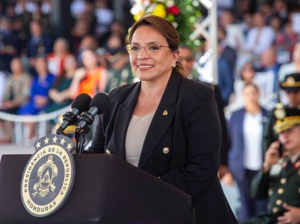 Xiomara Castro defendió a su esposo, afirmando que su trayectoria es impecable. Foto de archivo