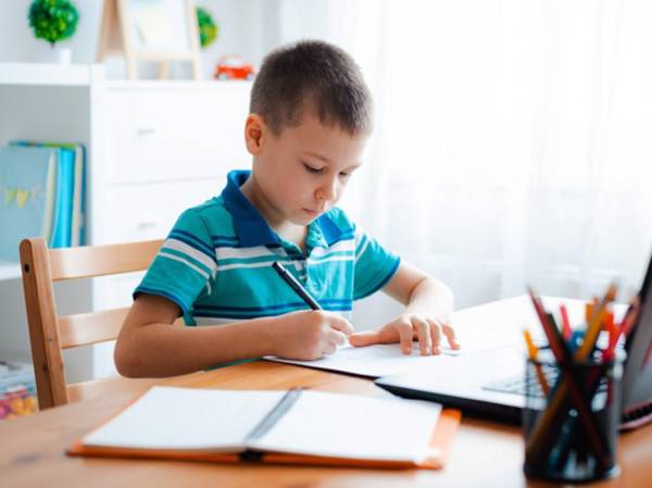 Los programas de apoyo a la educación y salud ayudaron a reducir la pobreza en la región. Foto de Shangarey / Getty Images/iStockphoto