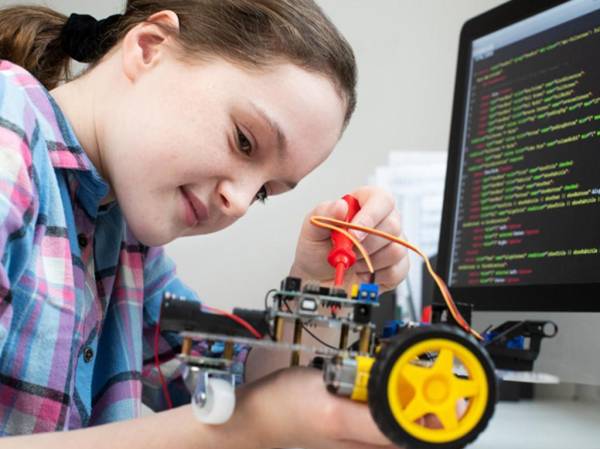 Las mujeres representan solo 35 % de quienes cursan estudios de enseñanza superior en STEM. Foto de Daisy-Daisy / Getty Images/iStockphoto