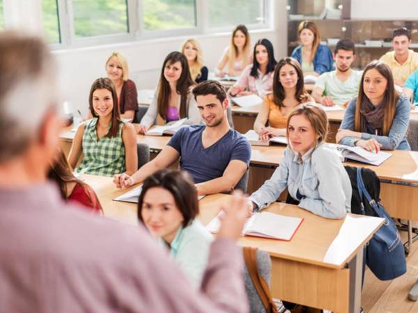 Costa Rica logró reducir entre el 2016 y el 2023 en 11 puntos porcentuales la cantidad de adultos jóvenes sin estudios superiores a la secundaria. Foto de skynesher / Getty Images