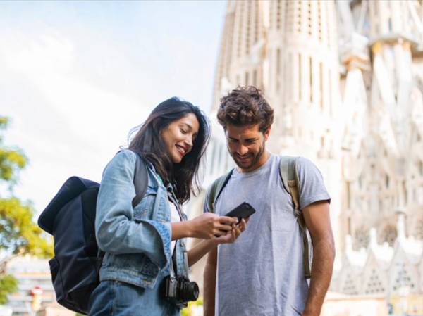 Las herramientas de IA pueden ser útiles, pero su capacidad para satisfacer las necesidades y expectativas de los viajeros es aún limitada. Foto de AzmanJaka / Getty Images