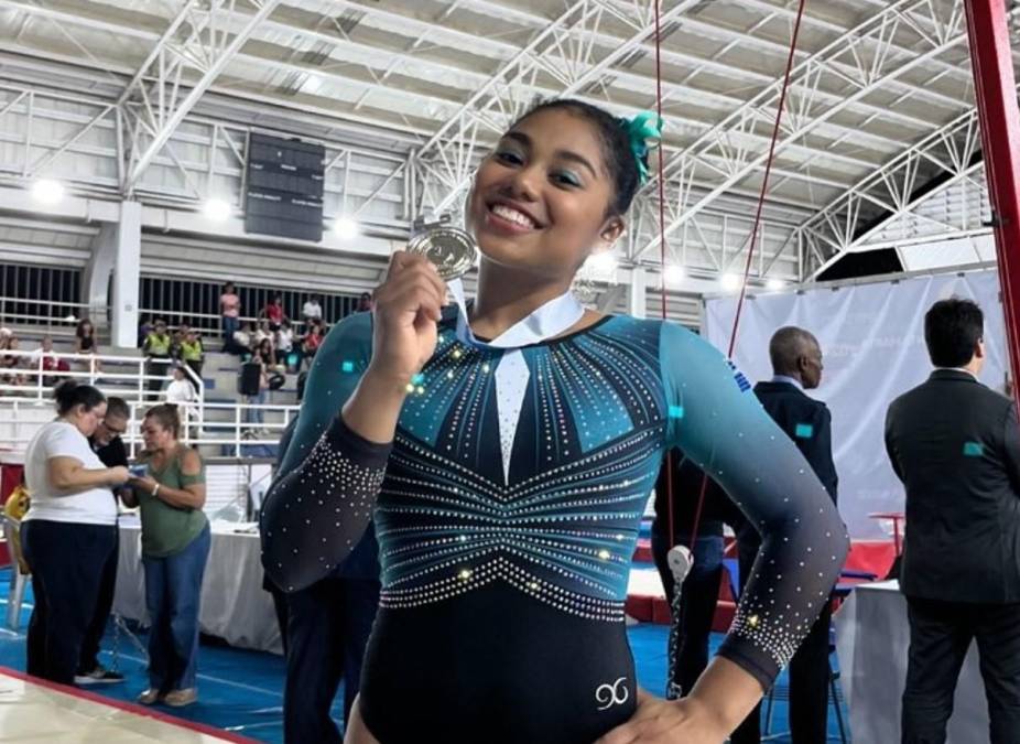 <i>Hillary Heron, fue otra panameña destacada que se presentóa los olímpicos con las técnicas de Simone Biles. De hecho, se atrevió a hacer un 'Biles 1' frente a la estadounidense. Tras la competencia cruzaron un par de palabras. FOTO COMITÉ OLÍMPICO PANAMEÑO</i>