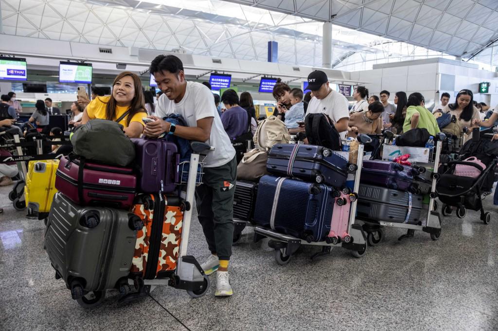 Los pasajeros esperan a ser facturados en el Aeropuerto Internacional de Hong Kong el 19 de julio de 2024, mientras algunas aerolíneas recurren al check-in manual debido a una interrupción mundial de Microsoft.ISAAC LORENZO / AFP