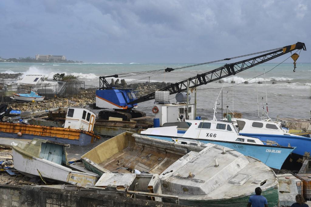 Barcos pesqueros dañados descansan en la orilla después del paso del huracán Beryl en el mercado de pescado de Bridgetown, Bridgetown, Barbados, el 1 de julio de 2024. FOTO Randy Brooks/AFP