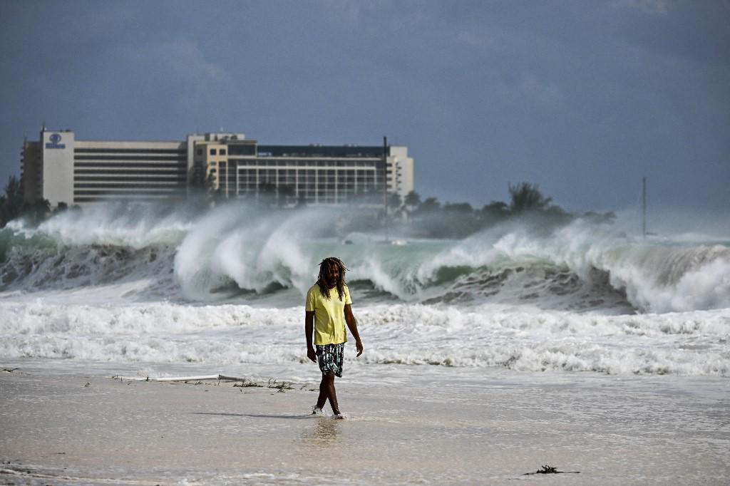 <i>Un hombre camina por una playa inundada después del paso del huracán Beryl en Bridgetown, Barbados, el 1 de julio de 2024. FOTO CHANDAN KHANNA/AFP</i>