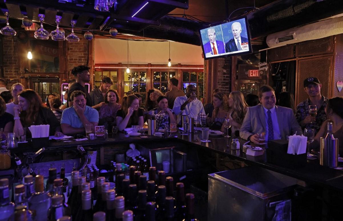 <i>WASHINGTON, DC – 27 DE JUNIO: La gente ve el debate presidencial de CNN entre el presidente estadounidense Joe Biden y el candidato presidencial republicano, el ex presidente Donald Trump, en una fiesta de observación del debate en Shaws Tavern el 27 de junio de 2024 en Washington, DC. Biden y Trump se enfrentan en el primer debate presidencial del ciclo presidencial de 2024. Chip Somodevilla/Getty Images/AFPCHIP SOMODEVILLA / GETTY IMAGES NORTEAMÉRICA / Getty Images vía AFP</i>