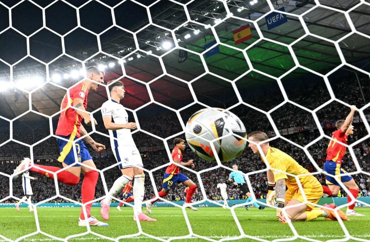 <i>El portero de Inglaterra #01 Jordan Pickford (2R) concede un gol al centrocampista español #17 Nico Williams durante el partido de fútbol final de la UEFA Euro 2024 entre España e Inglaterra en el Olympiastadion de Berlín el 14 de julio de 2024. FOTO Ina FASSBENDER / AFP</i>