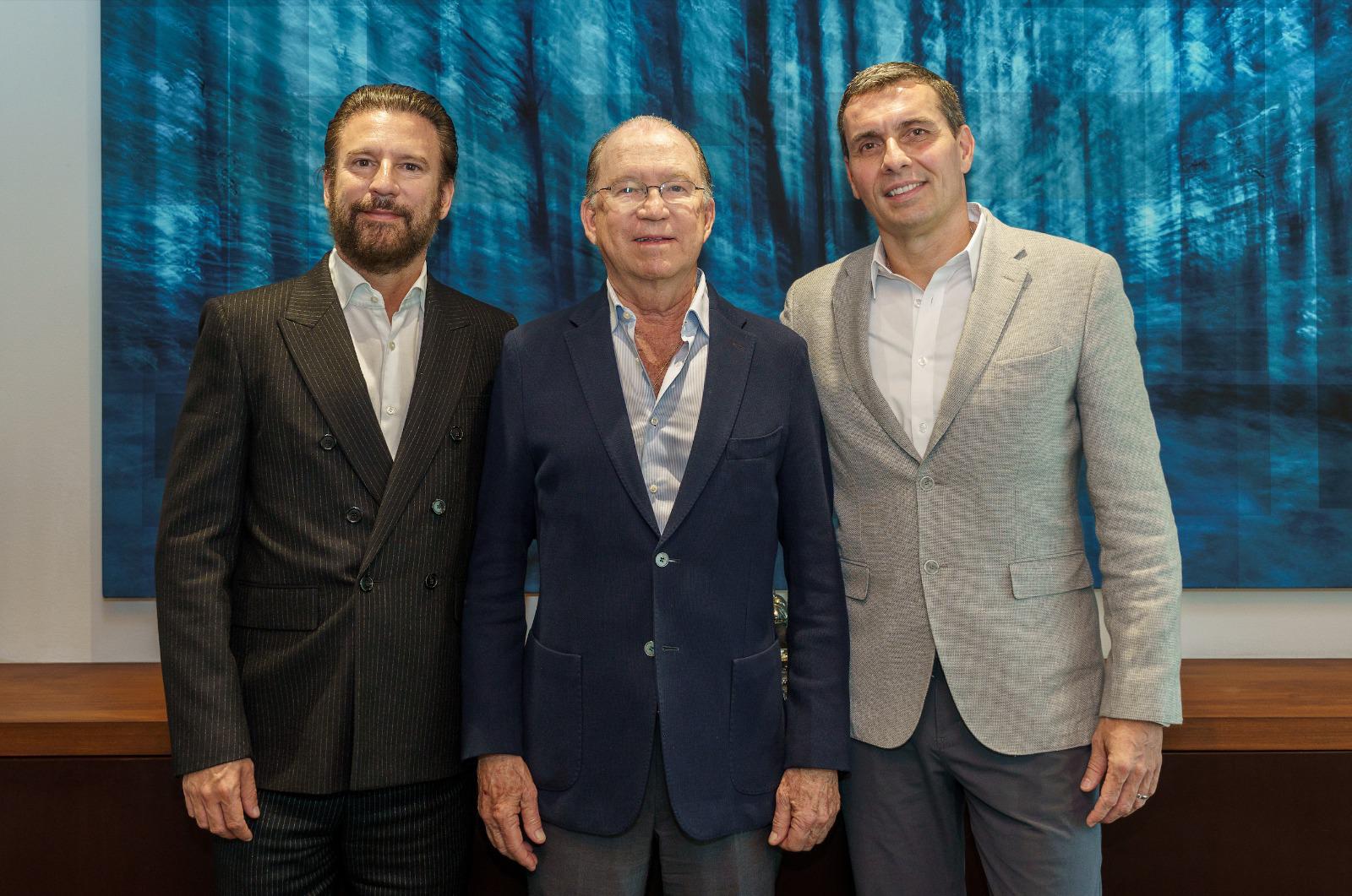 <i>Ricardo Poma, presidente de Grupo Poma, junto con Fernando Poma, director ejecutivo de Real Hotels &amp; Resorts, y Laurent De Kousemaeker, Chief Development Officer para el Caribe y Latinoamérica de Marriott International, firmaron el contrato de franquicia.</i>