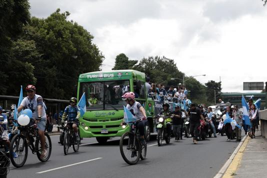 <i>Registro general de la caravana de bienvenida a los tiradores guatemaltecos Adriana Ruano y deportista Jean Pierre Brol, medallistas olímpicos en las pasadas justas de París, por las calles de Ciudad de Guatemala (Guatemala). EFE/David Toro</i>