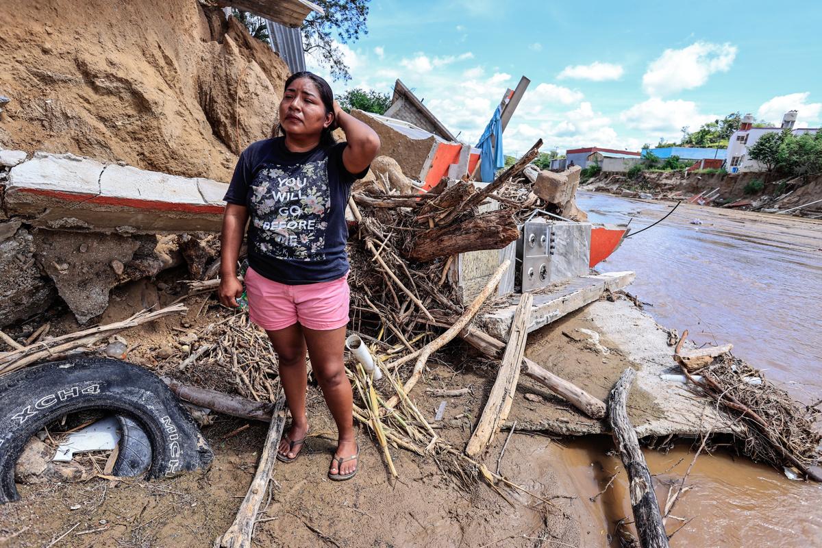 <i>Verónica López Galindo posa frente a los escombros de su casa, destruida por la creciente del río de San Agustín tras el paso del huracán John, este viernes en Acapulco (México). EFE/David Guzmán</i>