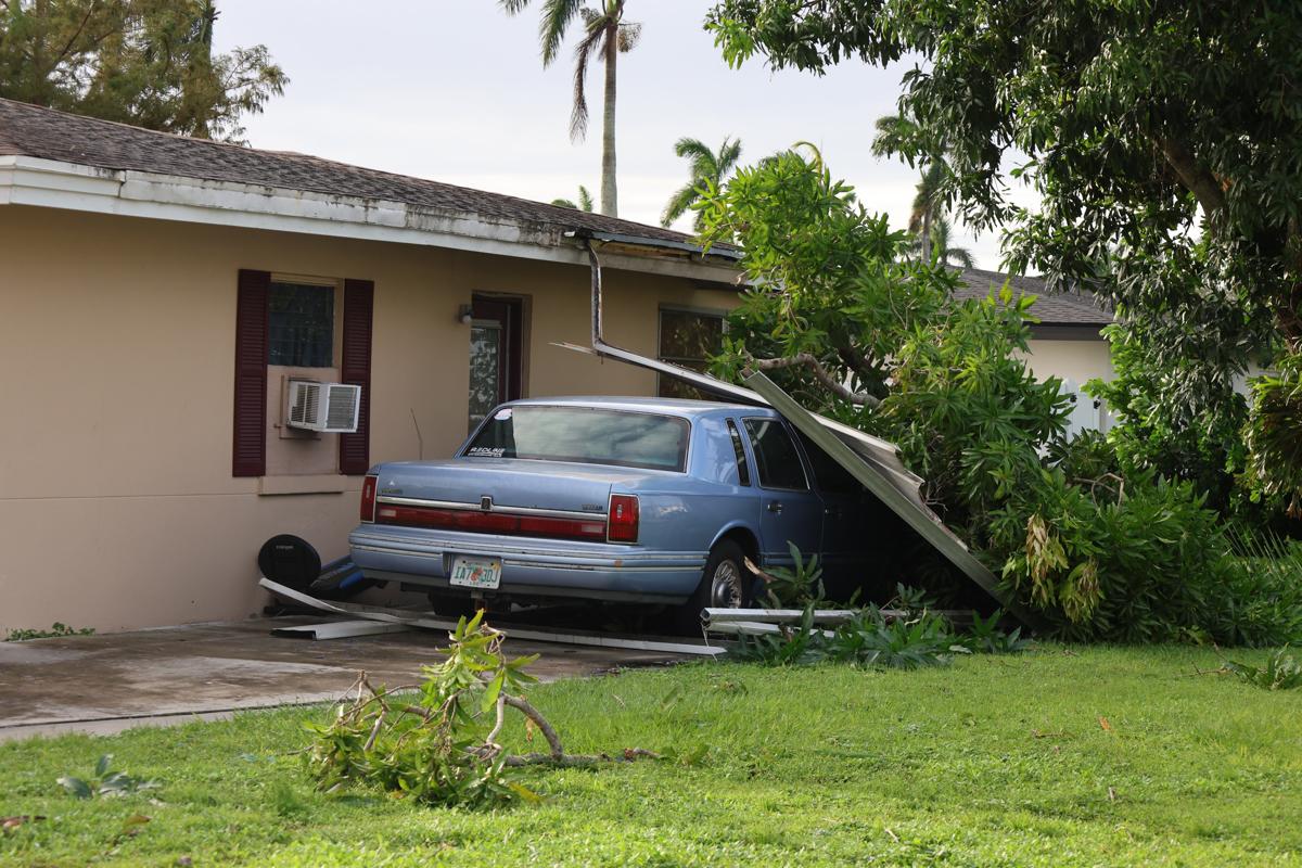 <i>Fotografía de un vehículo afectado por el paso del Huracan Milton, este jueves en la ciudad de Fort Myers, en Florida (Estados Unidos). EFE/ Octavio Guzmán</i>