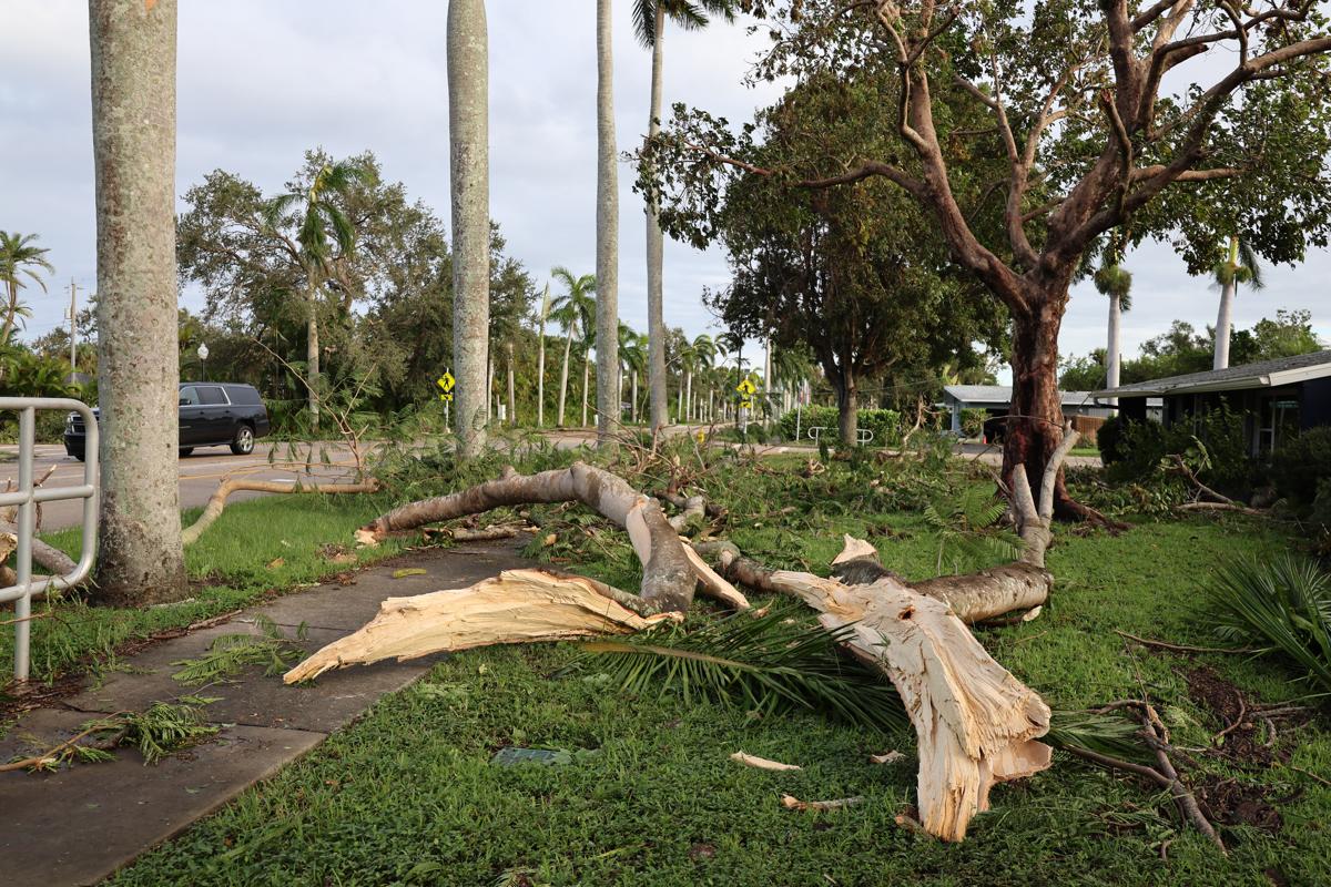 <i>Un vehículo transita por una vía afectada por el paso del Huracan Milton, este jueves en la ciudad de Fort Myers, en Florida (Estados Unidos). EFE/ Octavio Guzmán</i>