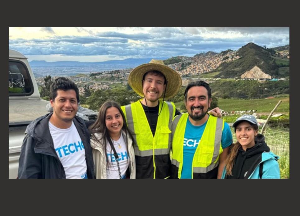 <i>El reconocido youtuber Mr. Beast trabajó de la mano de TECHO durante 6 semanas para poder construir 100 viviendas de emergencia en 4 países de la región. Familias de El Salvador, Colombia, Argentina y México fueron las beneficiadas por esta gran labor. FOTO TECHO.</i>