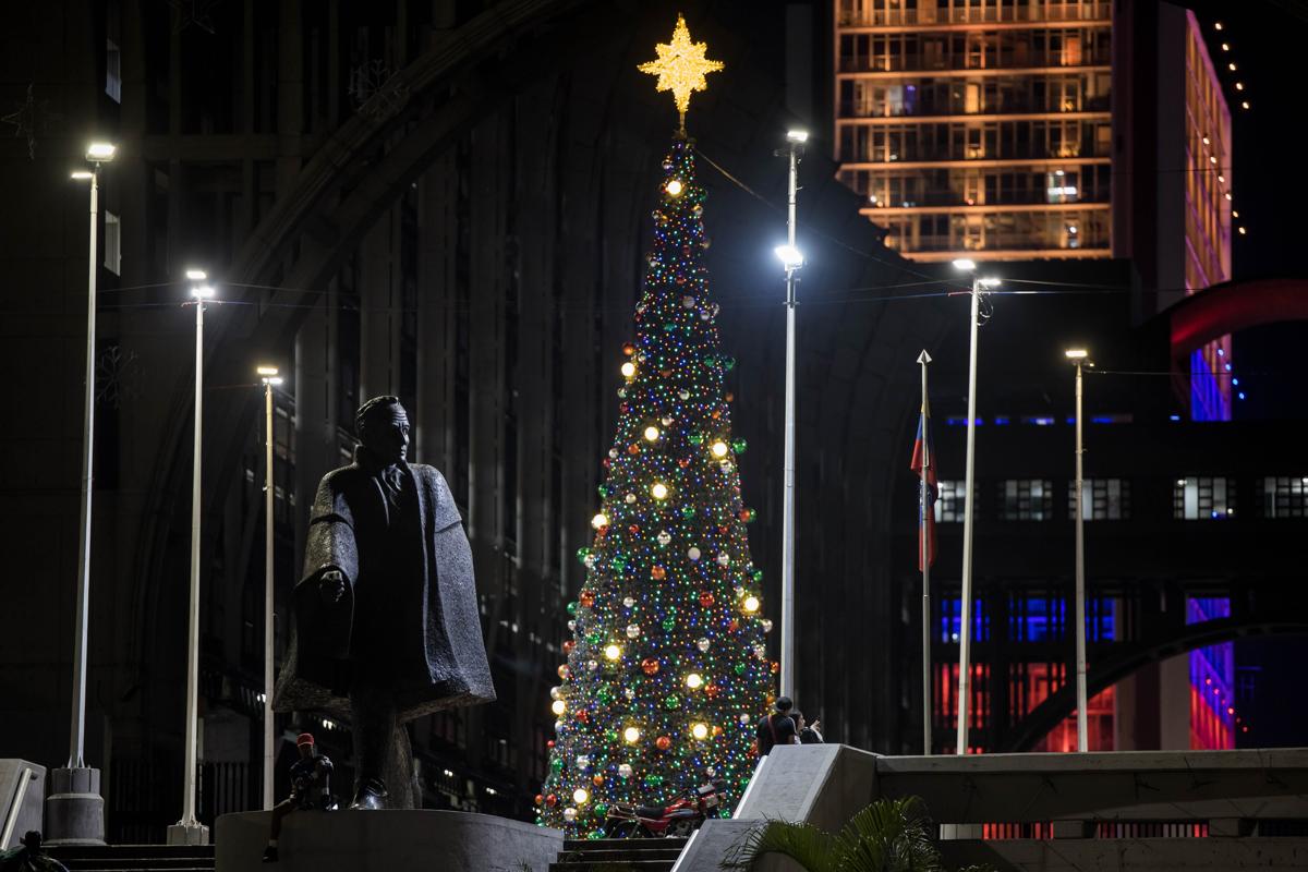 <i>Fotografía de un árbol de navidad en una plaza publica, este lunes, en Caracas (Venezuela). EFE/ Miguel Gutierrez</i>