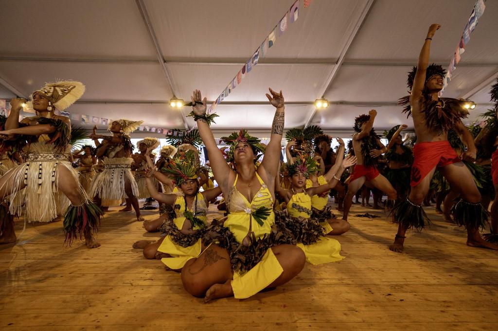 <i>Los lugareños actúan durante la ceremonia de apertura de los Juegos Olímpicos de París 2024 el 26 de julio de 2024 en Teahupo'o, Polinesia Francesa. (Foto de Ed Sloane/Getty Images) (Foto de Ed Sloane / POOL / AFP)</i>