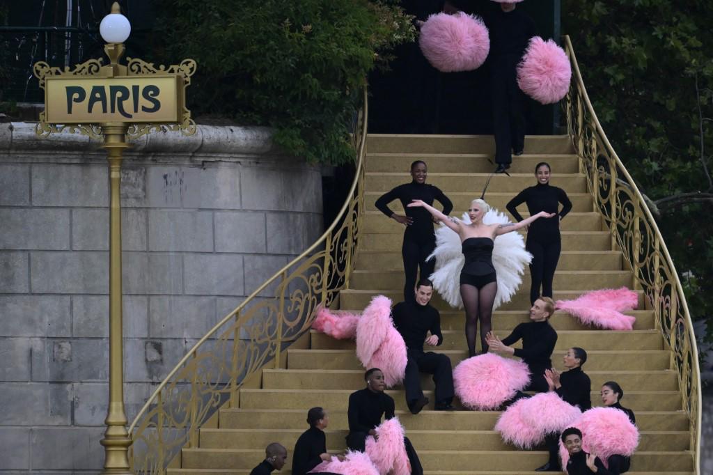 <i>La cantante estadounidense Lady Gaga canta una canción en el área del puente Sully antes de la ceremonia de apertura de los Juegos Olímpicos de París 2024 en París el 26 de julio de 2024. (Foto de Aris MESSINIS / AFP)</i>