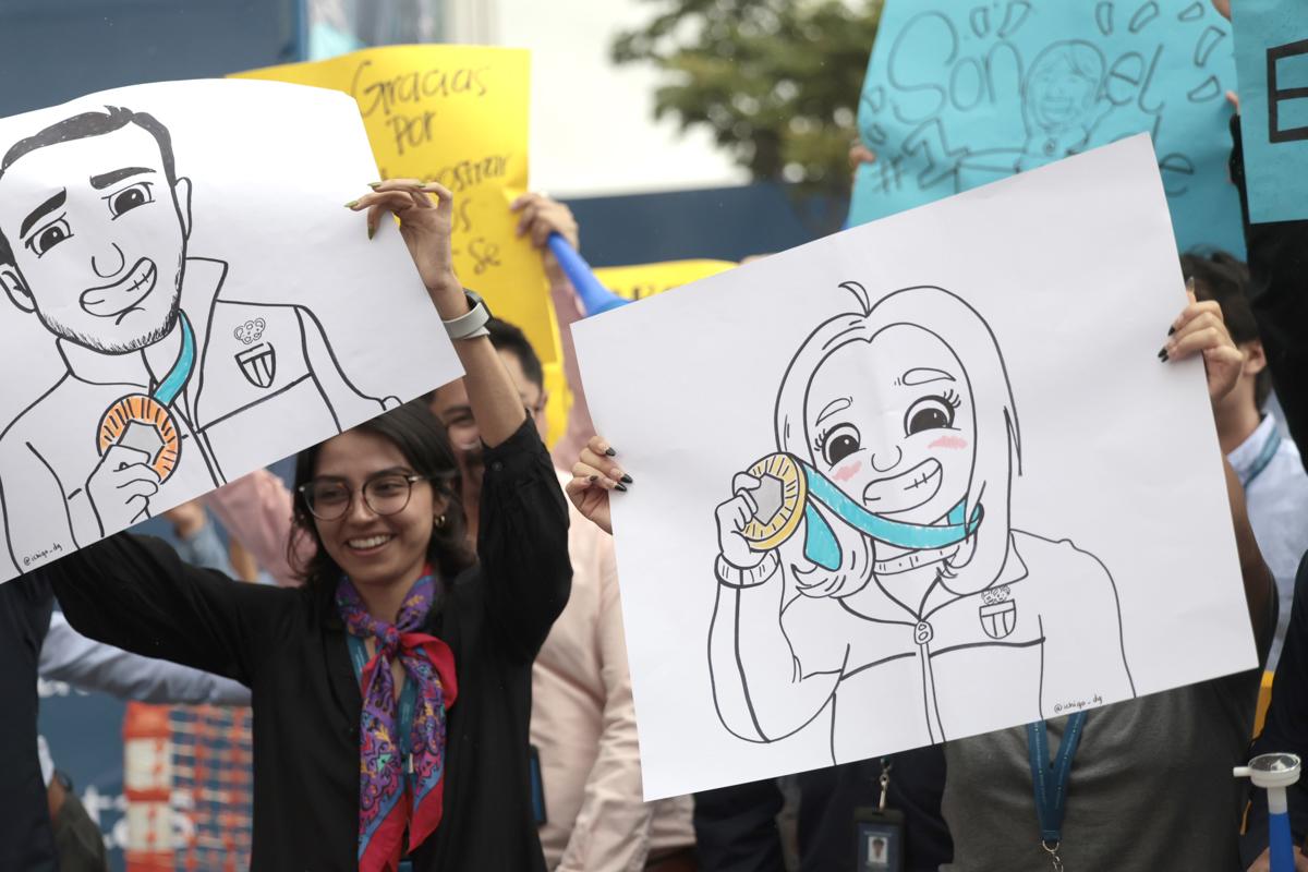 <i>Seguidores de la tiradora guatemalteca Adriana Ruano, y del deportista Jean Pierre Brol sostienen pancartas durante una caravana de bienvenida este miércoles, en la Ciudad de Guatemala (Guatemala). Ruano ganó la medalla de oro el foso olímpico femenino en los Juegos Olímpicos París 2024 y es la primera medallista olímpica de oro para Guatemala. FOTO EFE/David Toro</i>