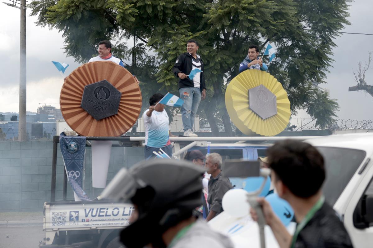 <i>Seguidores de la tiradora guatemalteca Adriana Ruano, y del deportista Jean Pierre Brol asisten a una caravana de bienvenida este miércoles, en la Ciudad de Guatemala (Guatemala). Ruano ganó la medalla de oro el foso olímpico femenino en los Juegos Olímpicos París 2024 y es la primera medallista olímpica de oro para Guatemala. EFE/David Toro</i>