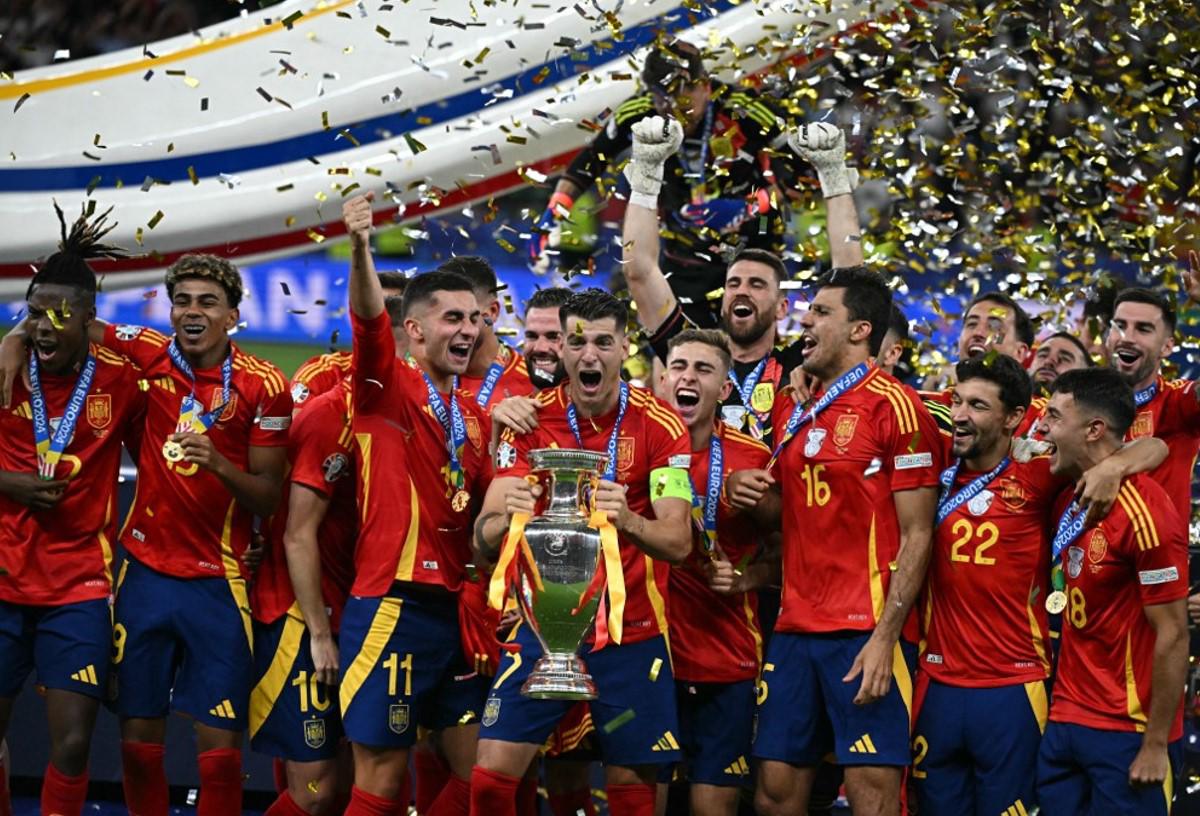 <i>El delantero español # 07 Álvaro Morata (C) levanta el trofeo mientras los jugadores españoles celebran después de ganar el partido de fútbol final de la UEFA Euro 2024 entre España e Inglaterra en el Olympiastadion de Berlín el 14 de julio de 2024.FOTO JAVIER SORIANO/AFP</i>