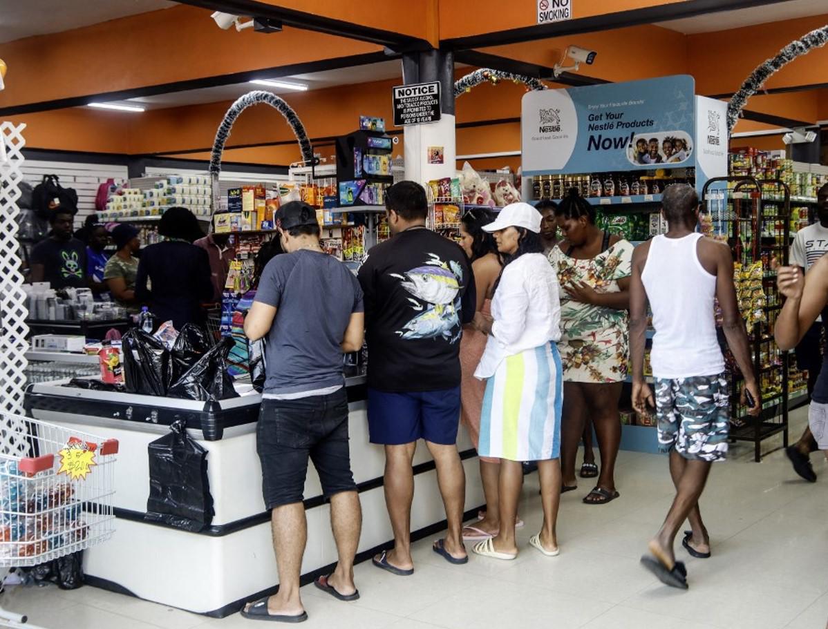 <i>La gente compra alimentos en un supermercado en Scarborough, Trinidad y Tobago, mientras se preparan para la llegada del huracán Beryl el 30 de junio de 2024. FOTO Clemente George Williams / AFP</i>